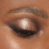 Ein mit der Bare Harmony 2.0 Palette von Mesauda Beauty geschminktes Auge, mit schimmernden goldenen und braunen Lidschatten.