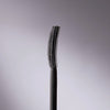 Der Applikator der Femuline™ Mascara von Mesauda Beauty zeichnet sich durch einen schwarzen, geschwungenen Kopf aus, vor grauen Hintergrund mit Verlauf.