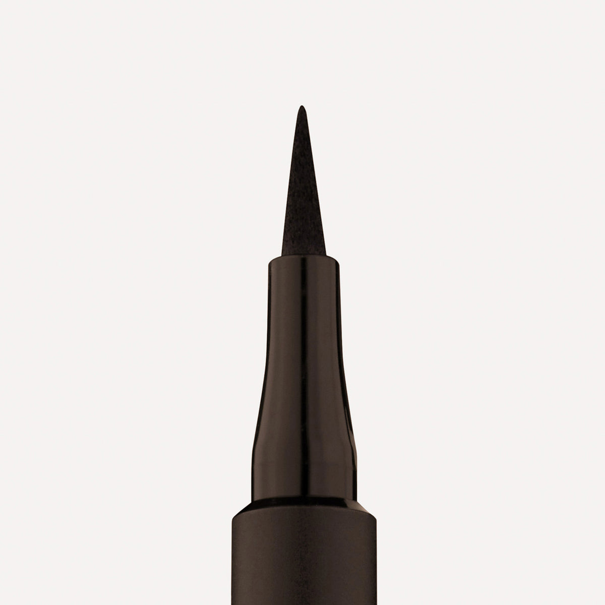 Nahaufnahme der Filzspitze des Ink Liner Brownie vor einem schlichten weißen Hintergrund.