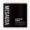 Schwarze quadratische Schachtel mit der Aufschrift Mesauda Beauty Lust For Shine hybrid gel powder highlighter, 5.5g.