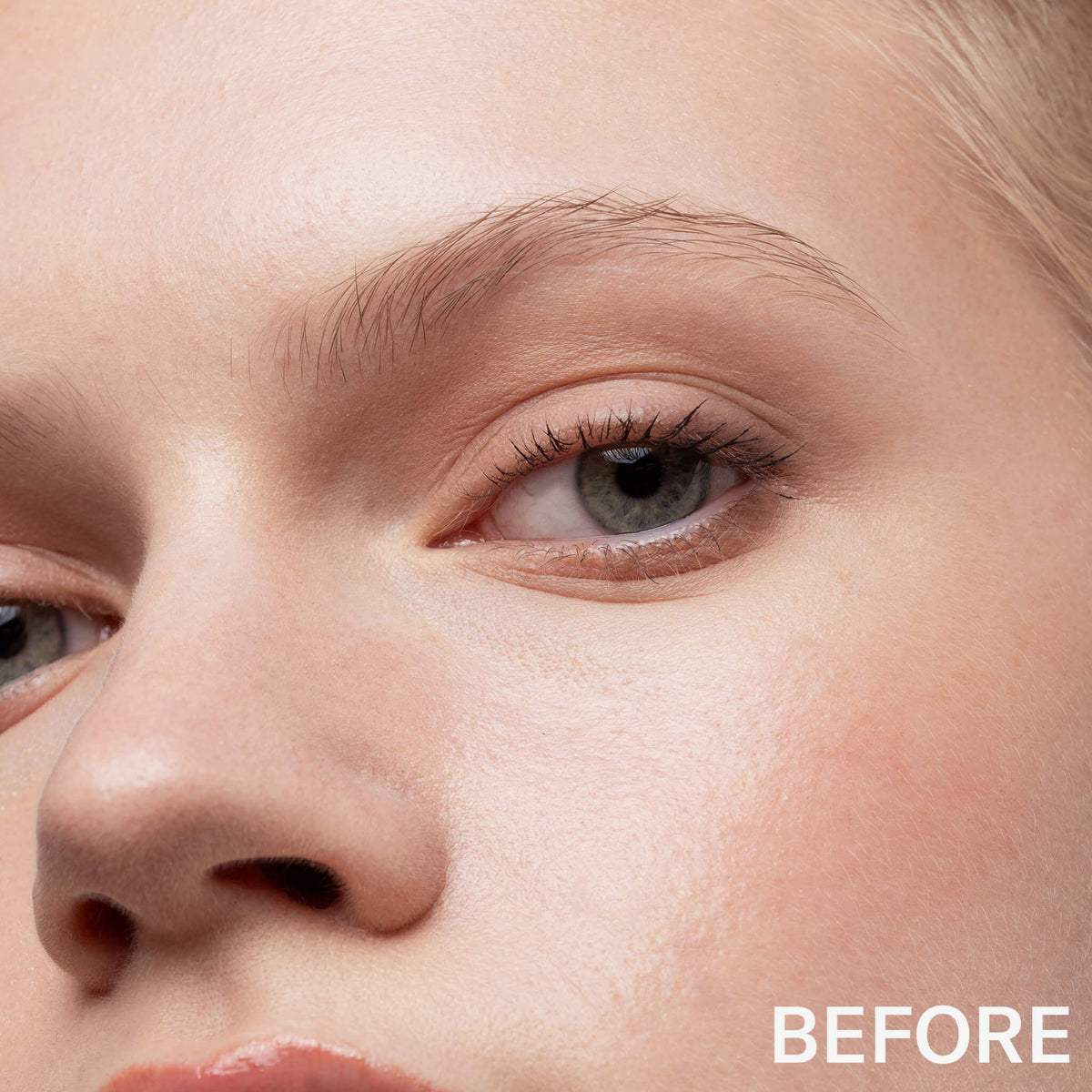 Nahaufnahme des Gesichts einer Person mit natürlicher Haut und Augenbraue, Beschriftung BEFORE in der rechten unteren Ecke. Produkt: Signabrow von Mesauda Beauty.