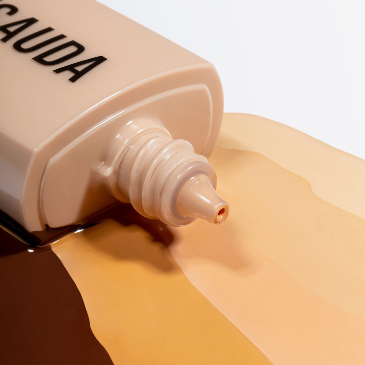 Eine Tube Mesauda Beauty The Skin Flüssigfoundation mit verschiedenen Tönen daneben auf weißem Hintergrund.