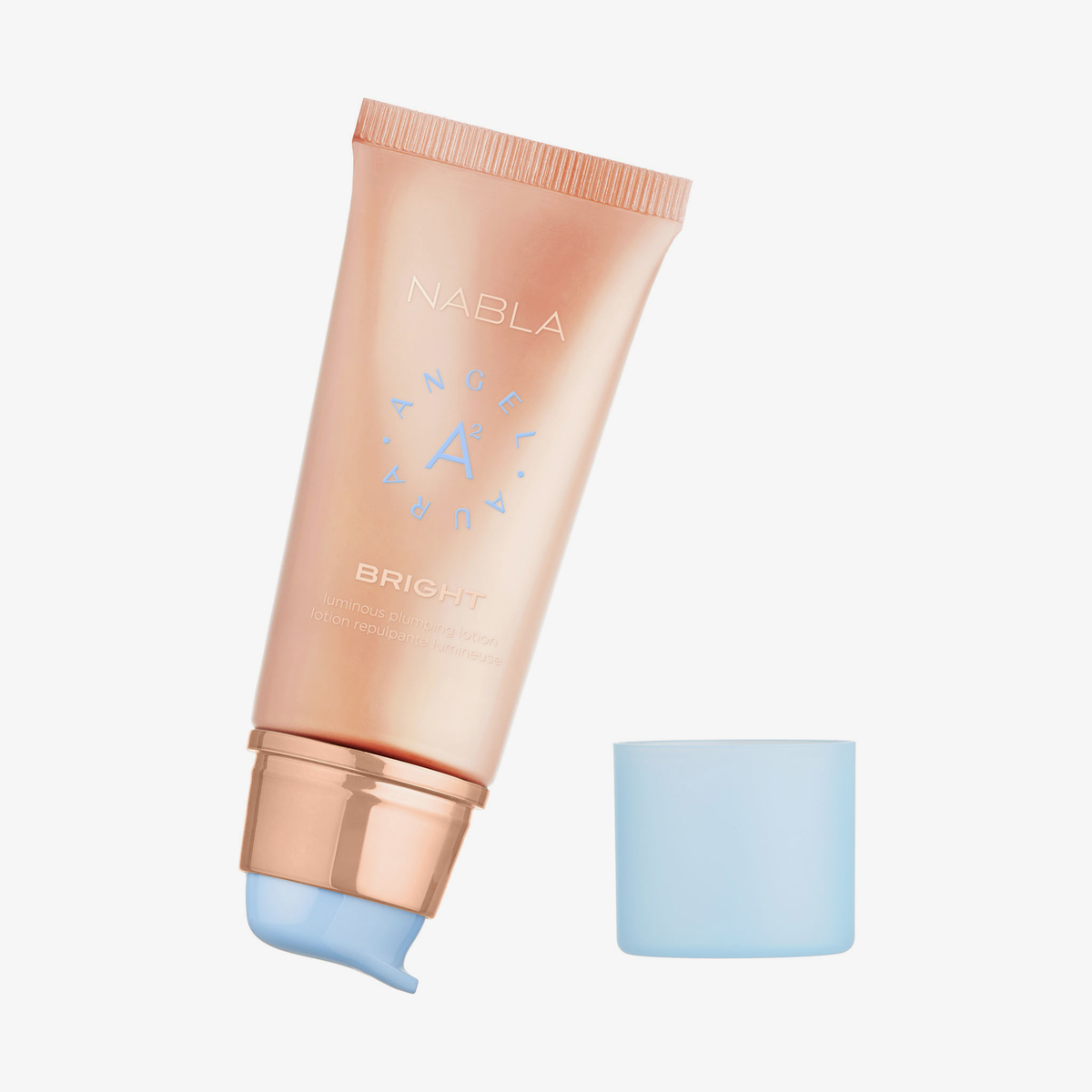 Pfirsichfarbene Tube der NABLA Cosmetics Angel Aura Bright Lotion mit blauer Pumpe und passender blauer Kappe auf weißem Hintergrund.