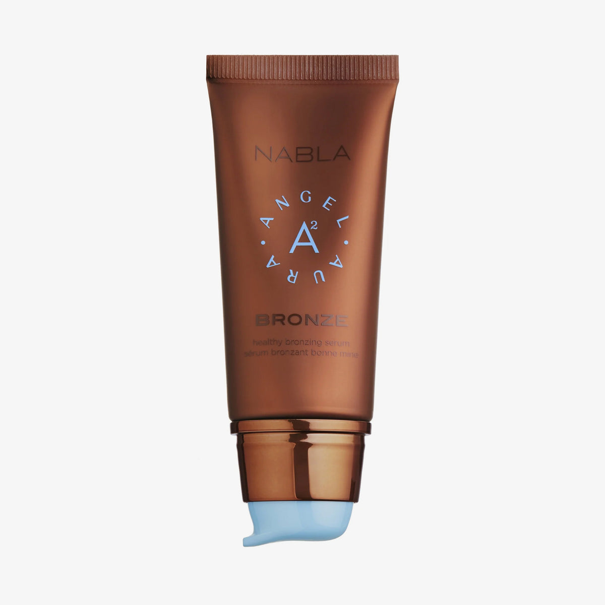 Eine bronzefarbene Tube NABLA Cosmetics Angel Aura Bronze mit hellblauem Pumpspender, abgebildet auf weißem Hintergrund.