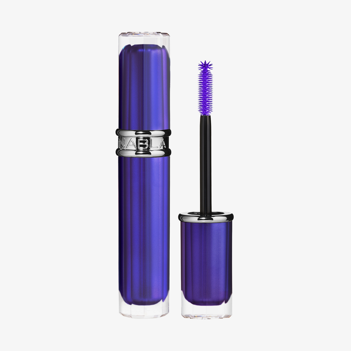 NABLA Cosmetics „Beyond Bold“ Mascara in Metallic-Lila, Mascara-Bürste mit lila Borsten, präsentiert vor weißem Hintergrund.
