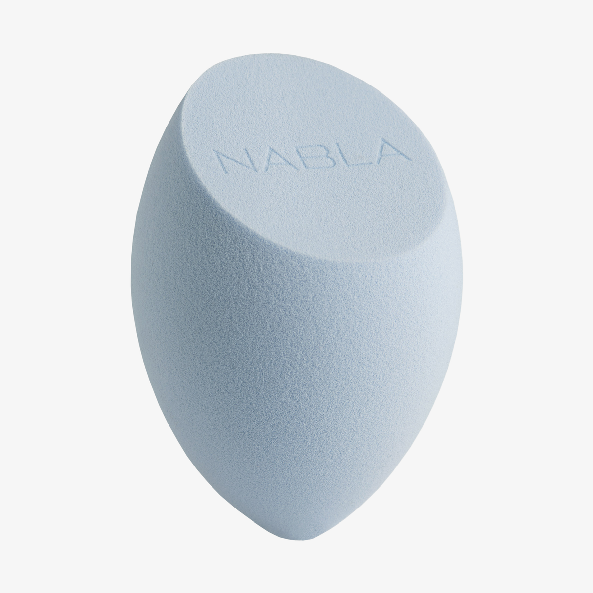 Blended-up Pro Tapered Sponge von NABLA Cosmetics in Hellblau, mit NABLA-Prägung auf der Oberseite, auf weißem Hintergrund.