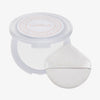 Eine Kompaktpackung NABLA Close-up Blotting Pressed Powder in Weiß, abgebildet mit dem dazu passenden Applikationspuff vorne.