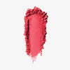 Blush-Puder in der Farbe Endorphin, als kräftiger Farbstrich mit krümeligen, unregelmäßigen Rändern auf weißem Hintergrund.