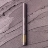 NABLA Cupid’s Arrow Longwear Stylo Arrow Shine in der Nuance Silver Moon auf schimmernder, strukturierter Oberfläche in kühlen Silber-Grautönen.