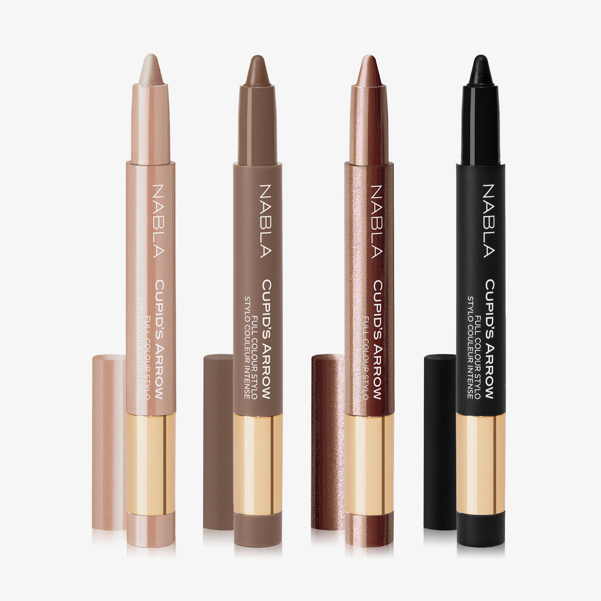 Das NABLA Cosmetics Cupid's Arrow - Cool Serenity Holiday Kit enthält vier Augenstifte in Beige-, Braun-, Bronze- und Schwarztönen, jeweils mit passenden Kappen.