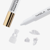 Cupids Arrow Longwear Stylo von NABLA Cosmetics mit weißer Kappe, gold-weißer Tube und angespitzten Spänen auf weißem Hintergrund.