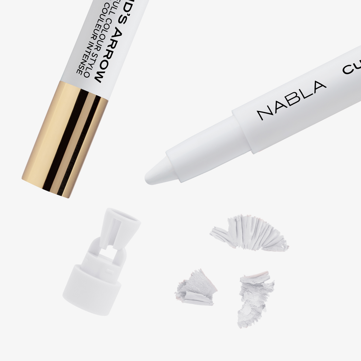 Cupids Arrow Longwear Stylo von NABLA Cosmetics mit weißer Kappe, gold-weißer Tube und angespitzten Spänen auf weißem Hintergrund.