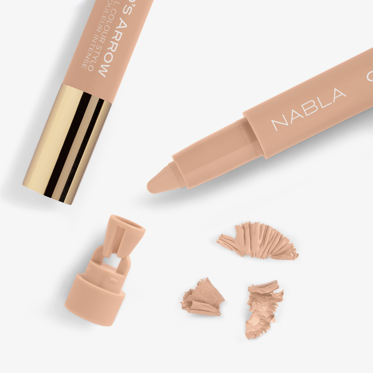 Cupids Arrow Longwear Stylo von NABLA Cosmetics mit goldener Kappe, Spänen und entfernter Kappe auf weißem Hintergrund.