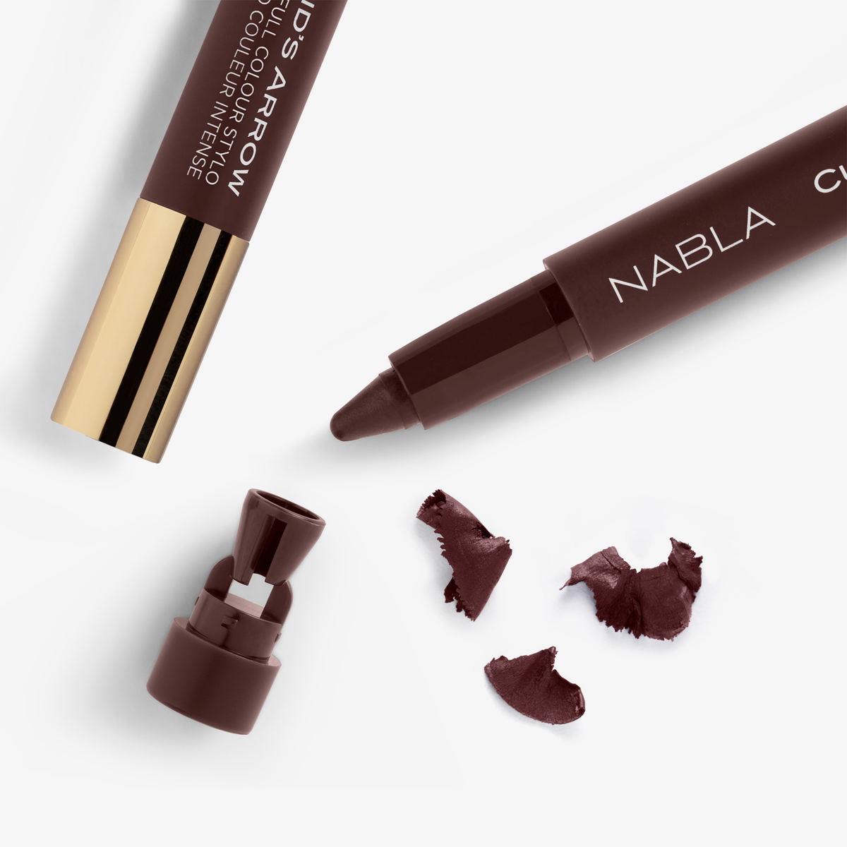 NABLA Cosmetics Cupids Arrow Longwear Stylo, brauner Stift mit zerbrochener Spitze, mit und ohne Kappe auf weißem Hintergrund.