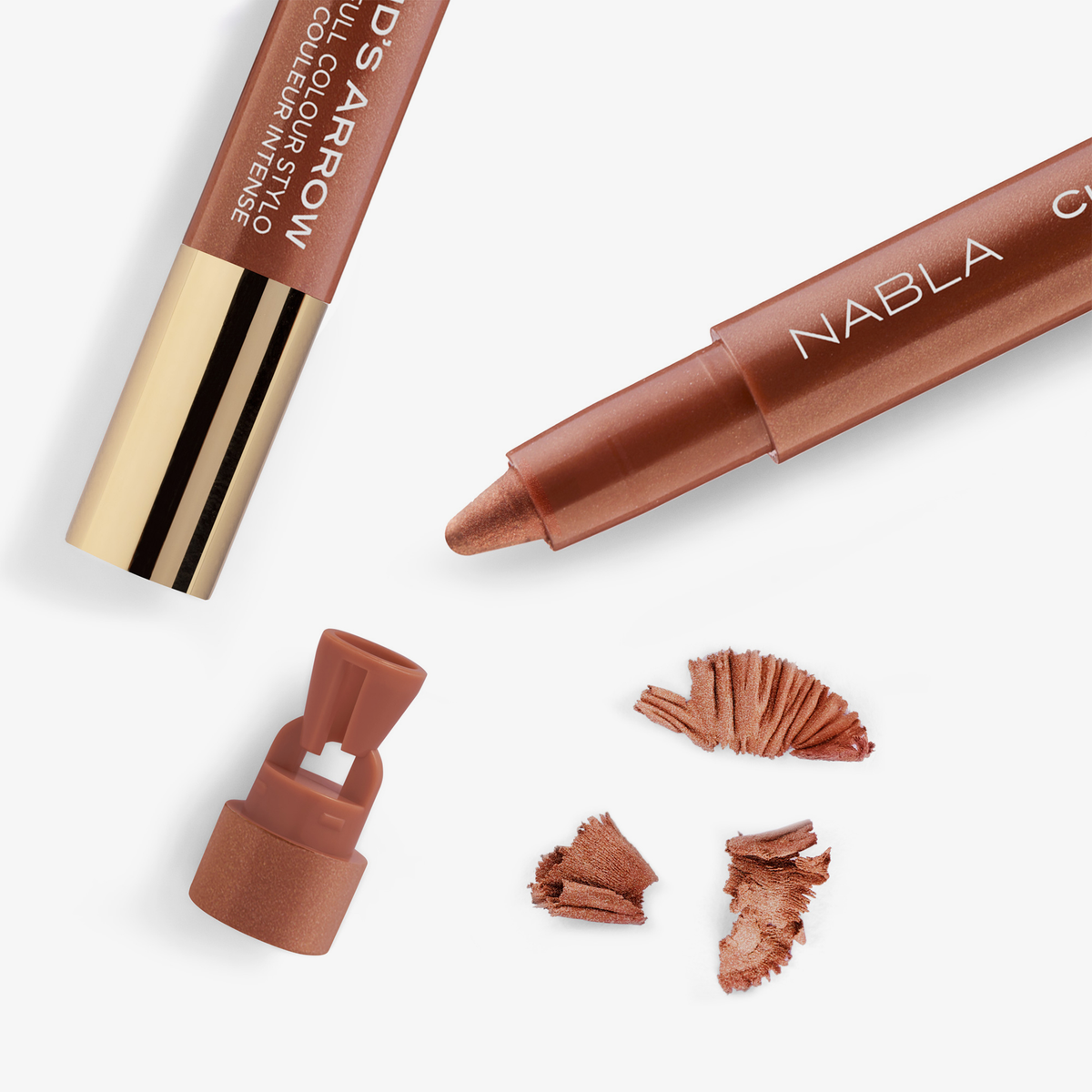 Zwei NABLA Cosmetics Cupids Arrow Longwear Stylo Arrow Shine Stifte, einer gespitzt und ohne Kappe, auf weißem Hintergrund.
