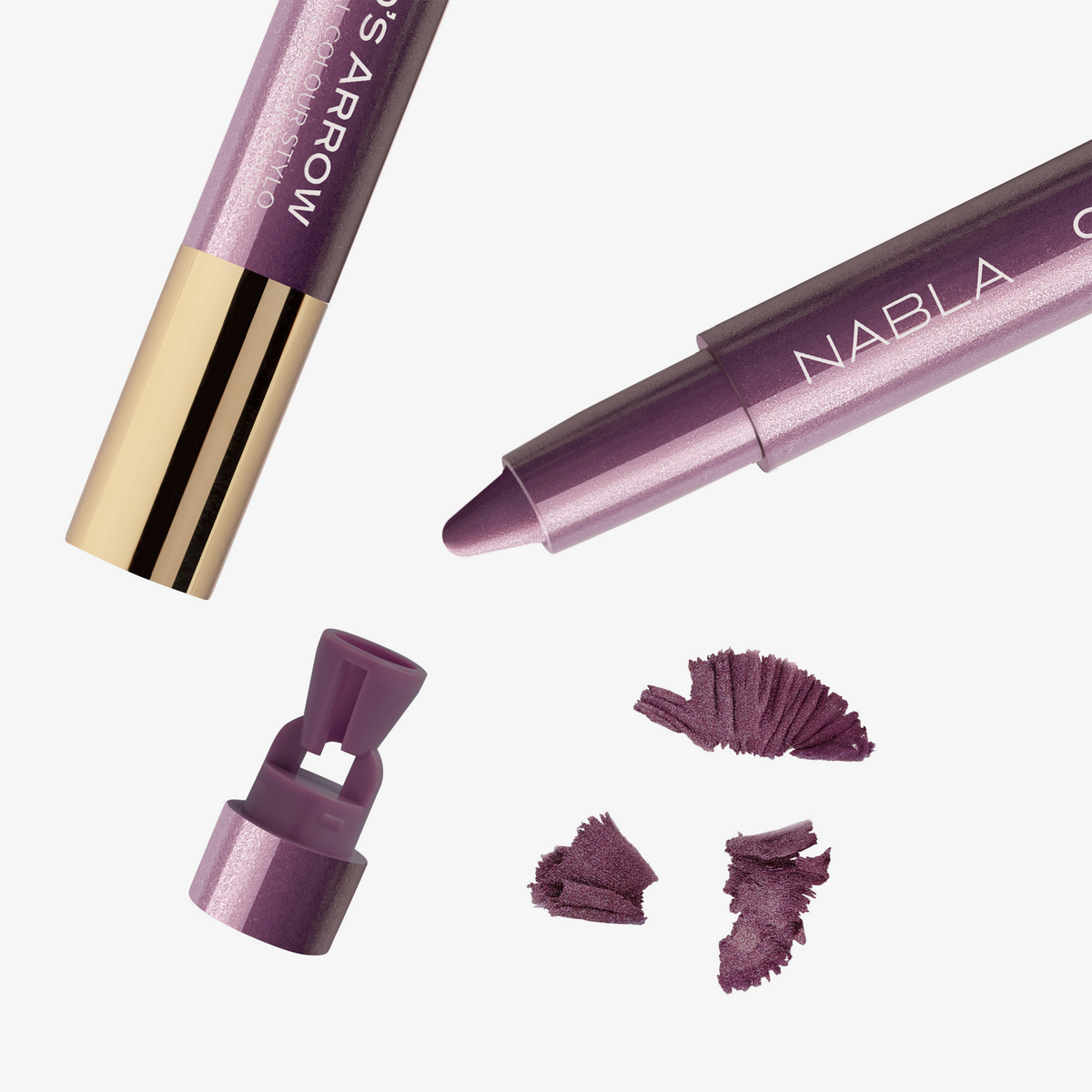 NABLA Cosmetics Cupids Arrow Longwear Stylo Arrow Shine, ohne Kappe, mit goldenem Ende, mit Spänen auf weißem Hintergrund.