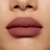 Nahaufnahme von Lippen mit dem NABLA Matte Pleasure Lippenstift in Chili Nude. 