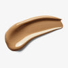 Ein glatter Fleck Skin Realist Tinted Balm in der Farbe 4.5 Tan auf weißem Hintergrund.