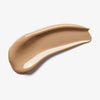 Ein glatter Fleck Skin Realist Tinted Balm in der Farbe 3.5 Medium-Tan auf weißem Hintergrund.