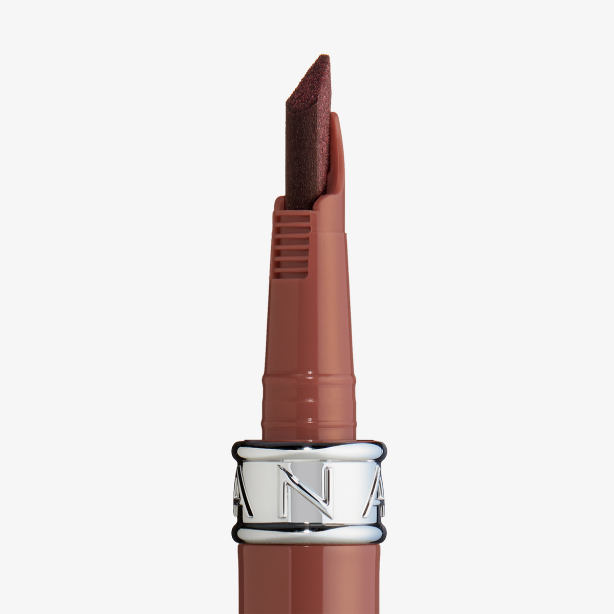Eine Nahaufnahme des „Stay True Lip Marker“ von NABLA Cosmetics, eines bräunlich-roten Lippenstifts in einer ausdrehbaren Hülse mit silbernem Ring, vor weißem Hintergrund.