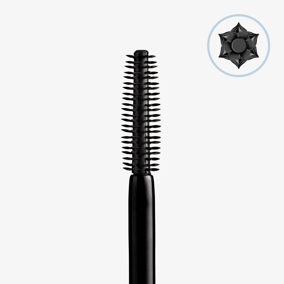 Vicious Mascara Waterproof verfügt über eine schwarze Bürste mit gleichmäßig verteilten Borsten und einer sternförmigen Spitze, die vor einem weißen Hintergrund abgebildet ist.