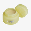 Offene gelbe Dose der Viper Lip Mask – Lemon Pie von NABLA, mit einem Deckel mit Schlangenmuster auf weißem Hintergrund.