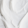 Die Nahaufnahme von NERDS. Multi-Peptide Smart-Aging Moisturizer offenbart seine glatte, cremig-weiße Textur mit sanften Schlieren.