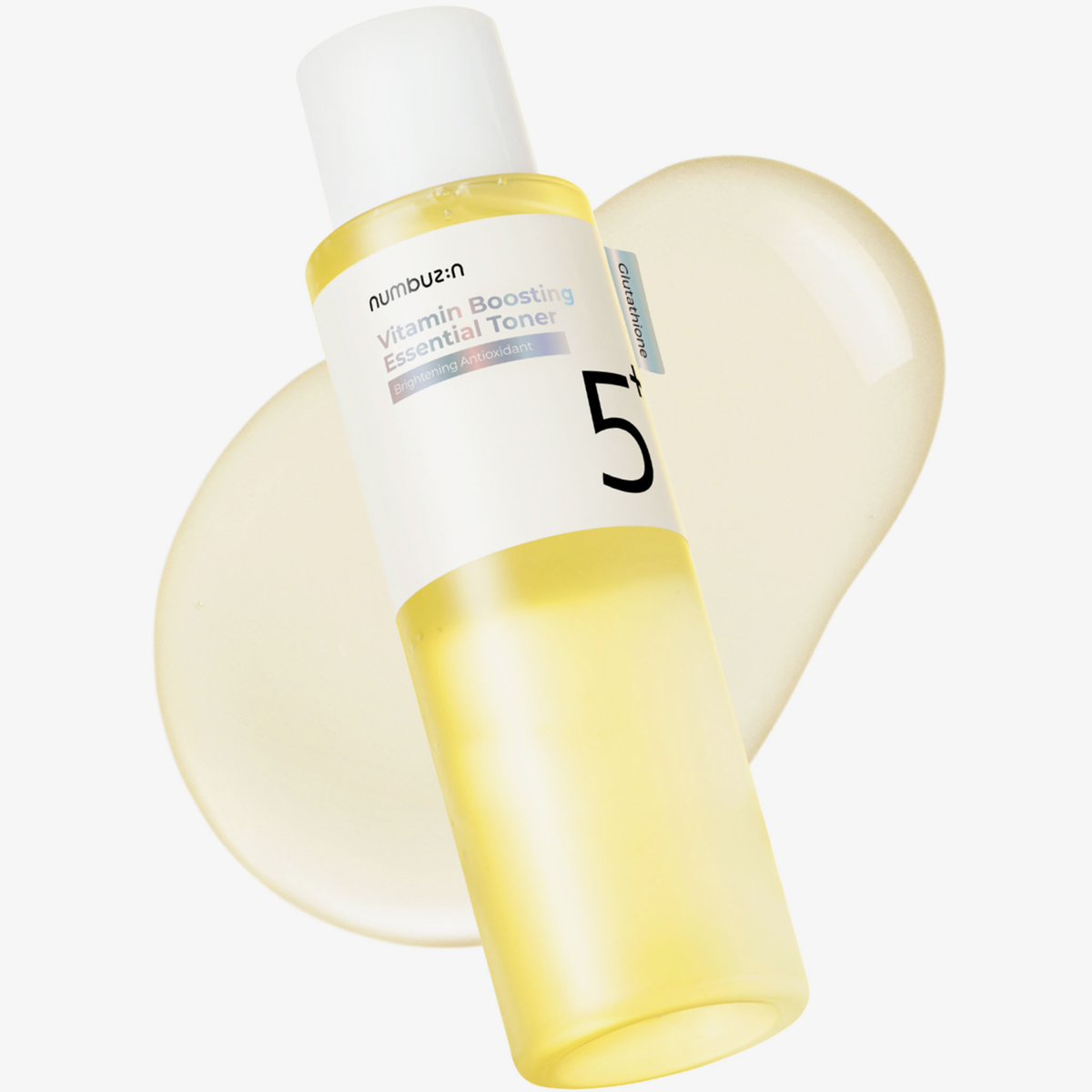 Eine Flasche „Numbuzin No. 5+ Vitamin Boosting Essence Toner“ (200 ml) mit gelber Flüssigkeit und einer Verschüttung dahinter.
