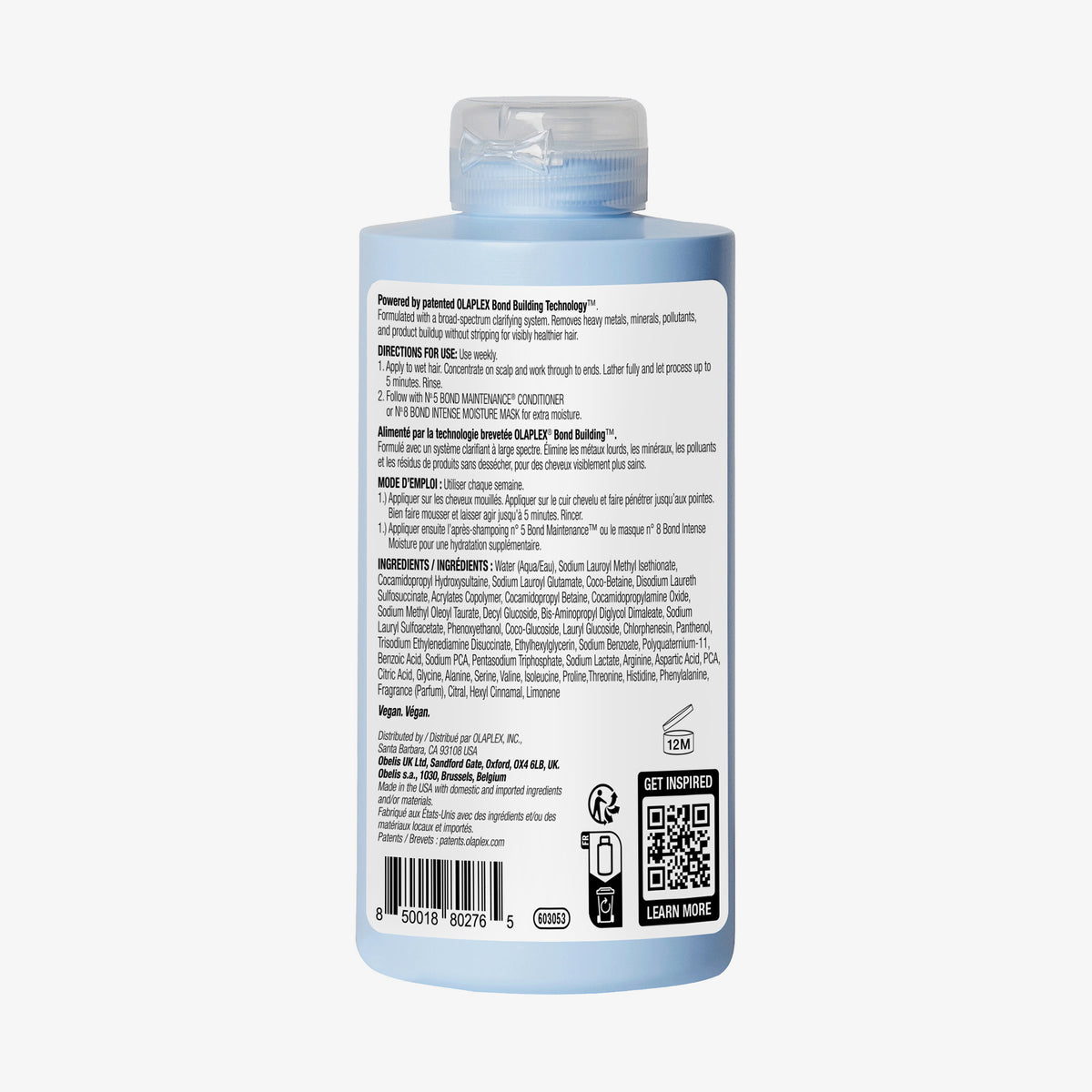 Rückseite einer blauen Flasche N°4C Bond Maintenance Clarifying Shampoo mit  Produktbeschreibung auf weißem Etikett auf weißem Hintergrund.
