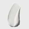 Ein weißer Klecks des OLAPLEX N°6 Bond Smoother auf weißem Hintergrund.