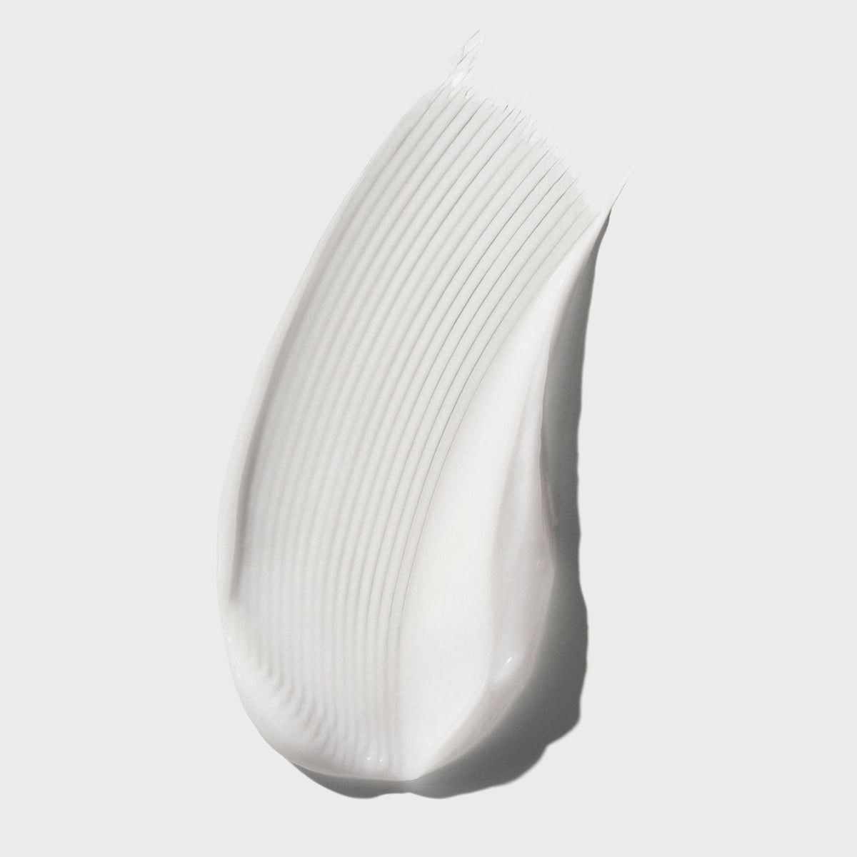 Ein weißer Klecks des OLAPLEX N°6 Bond Smoother auf weißem Hintergrund.