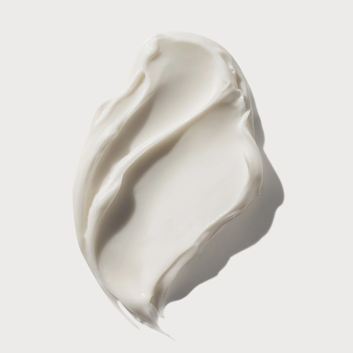 Ein cremefarbener Klecks der Textur der OLAPLEX Rich Hydration Mask auf einem schlichten weißen Hintergrund.