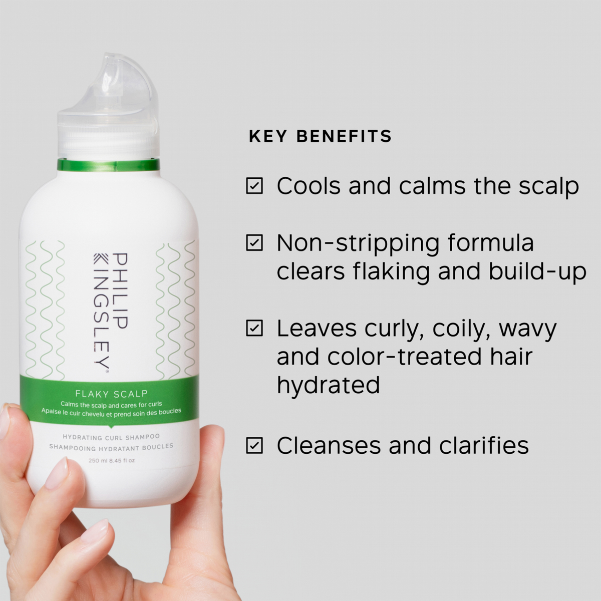 In einer Hand wird das „Philip Kingsley Flaky/Itchy Scalp Hydrating Curl Anti-Dandruff Shampoo“ gehalten. Die Vorteile sind in schwarzer Schrift mit Kontrollkästchen aufgeführt.