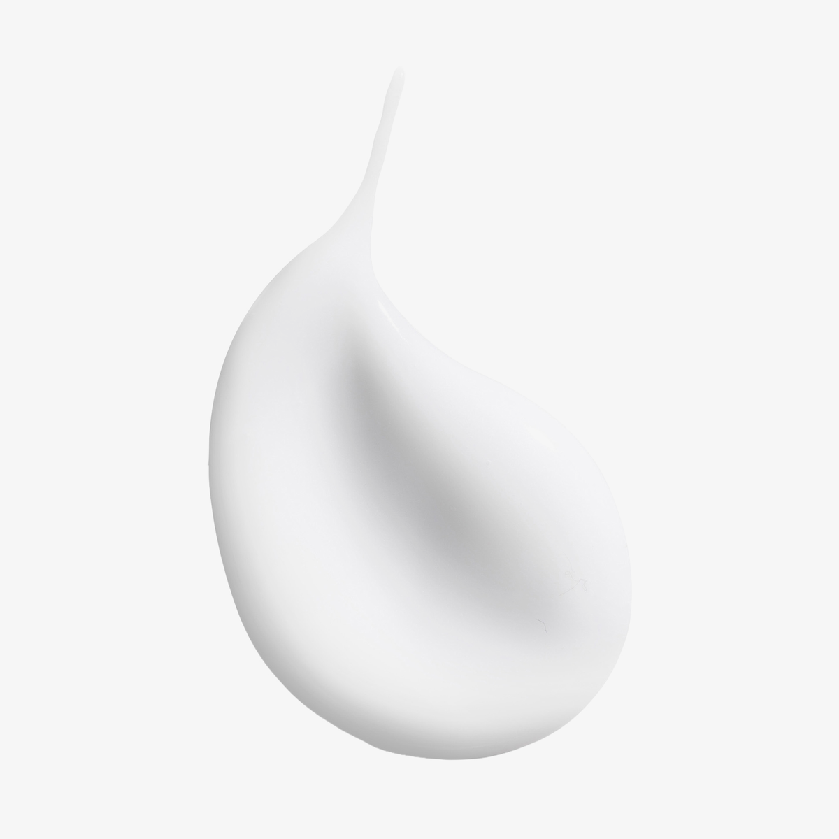 Ein glatter, glänzender Tropfen des „Moisture Balancing Conditioner“ von Philip Kingsley vor einem schlichten weißen Hintergrund.