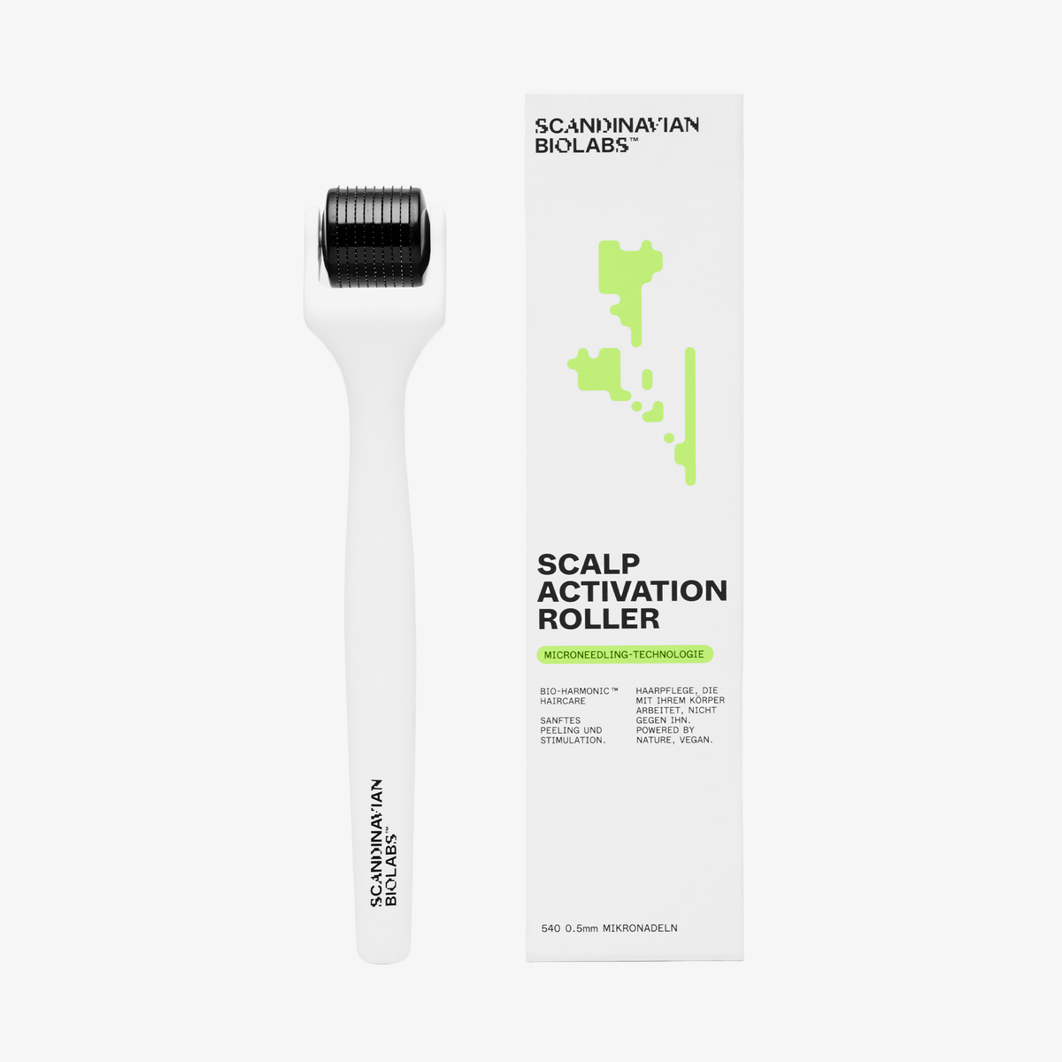 Ein weißer Scalp Activation Derma Roller von Scandinavian Biolabs steht neben seiner Markenverpackung.