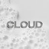 Das Wort CLOUD erscheint in glänzenden silbernen Buchstaben auf einem seifigen, sprudelnden weißen Hintergrund und steht für das Cloud Shampoo von SHYNE.