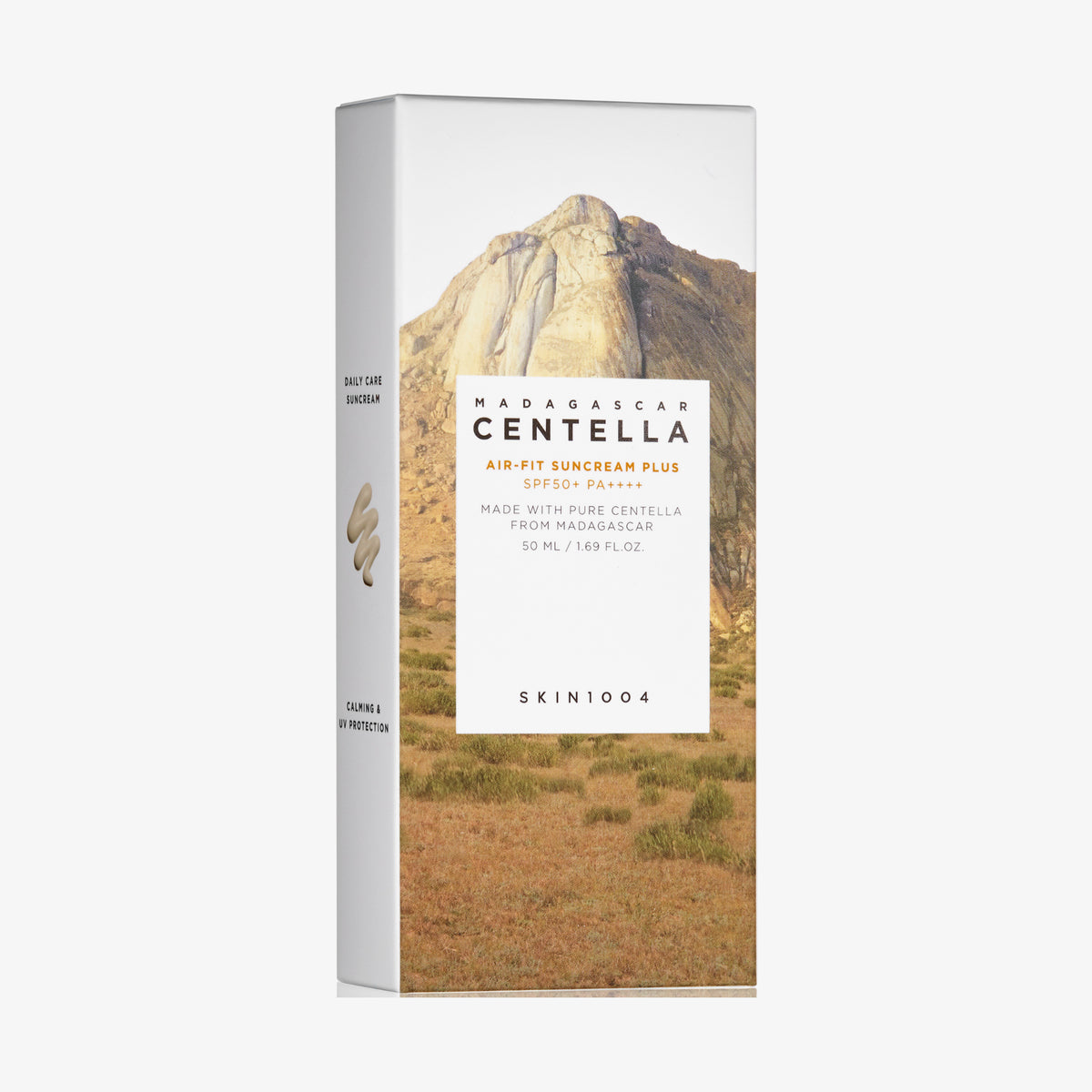 Vorderseite einer Madagascar Centella Air-Fit Suncream Plus-Verpackung mit einer Berglandschaft und Produkttext.