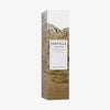 Hohe, rechteckige Schachtel mit Madagascar Centella Ampoule Foam mit einem Berg- und Grasdesign auf der Verpackung.