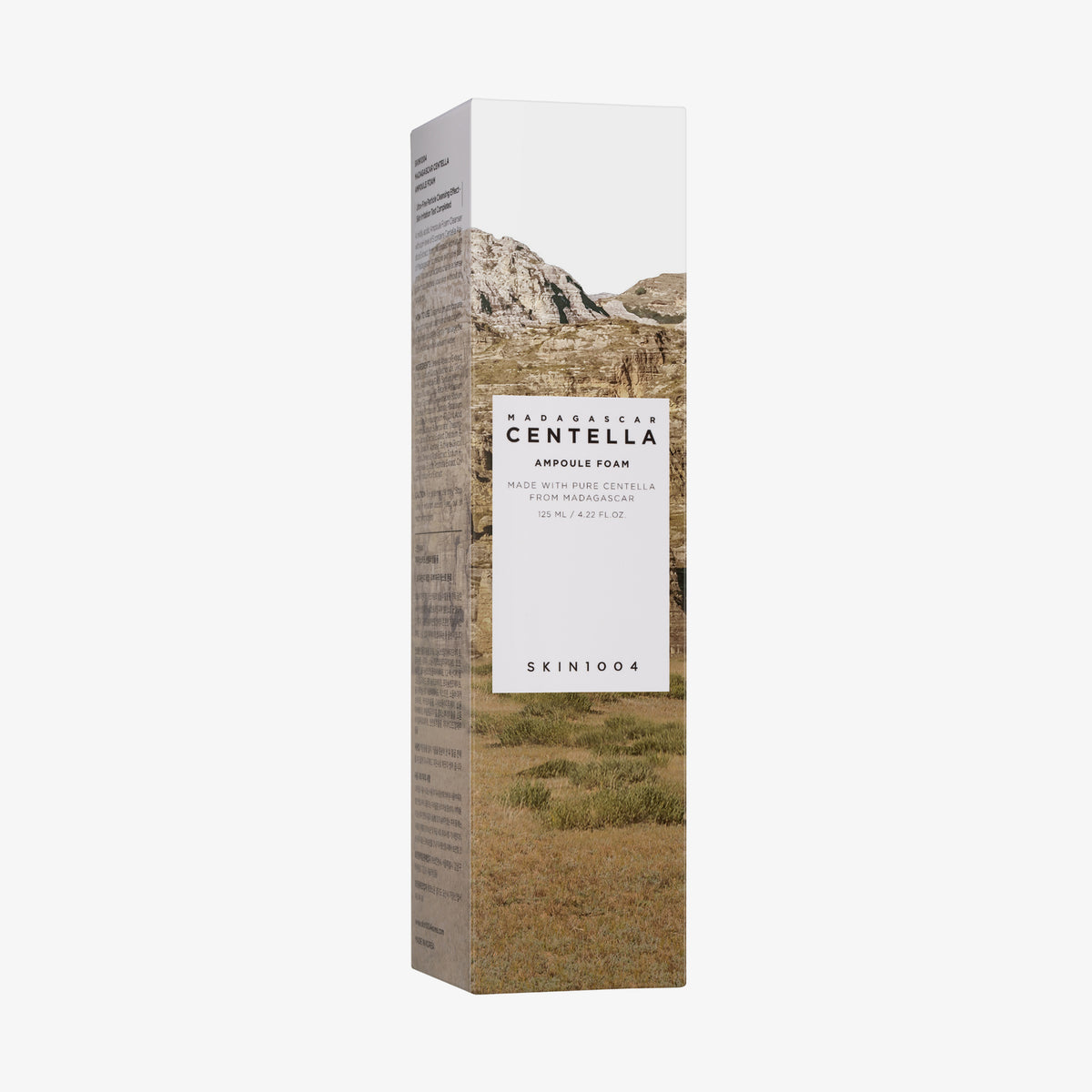 Hohe, rechteckige Schachtel mit Madagascar Centella Ampoule Foam mit einem Berg- und Grasdesign auf der Verpackung.