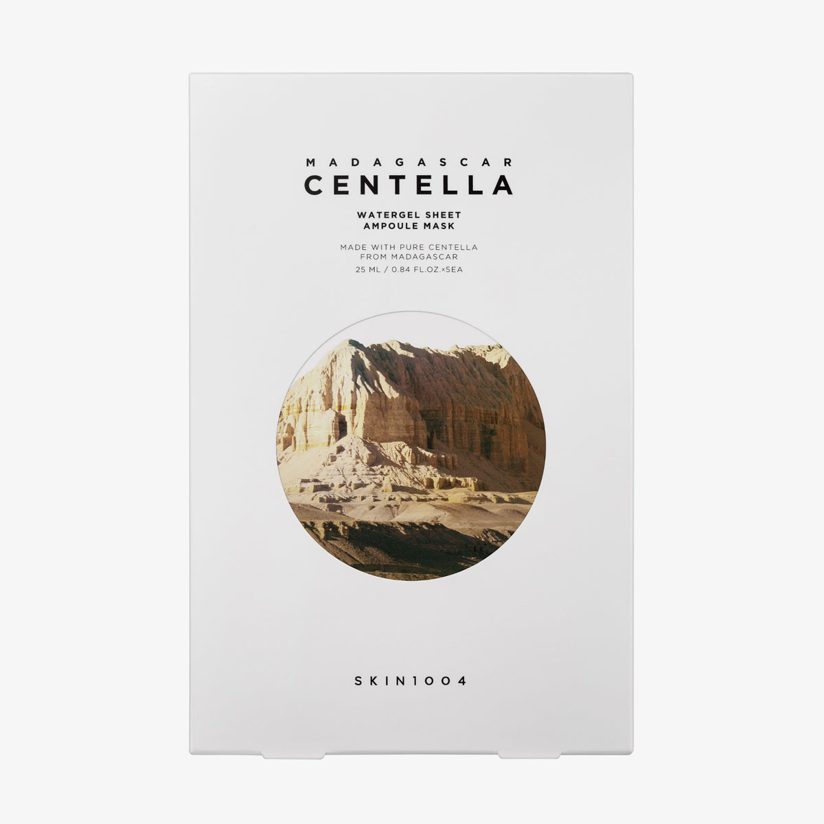 Die weiße Verpackung der Madagascar Centella Watergel Sheet Ampoule Mask zeigt ein kreisförmiges Bild von Felsklippen.