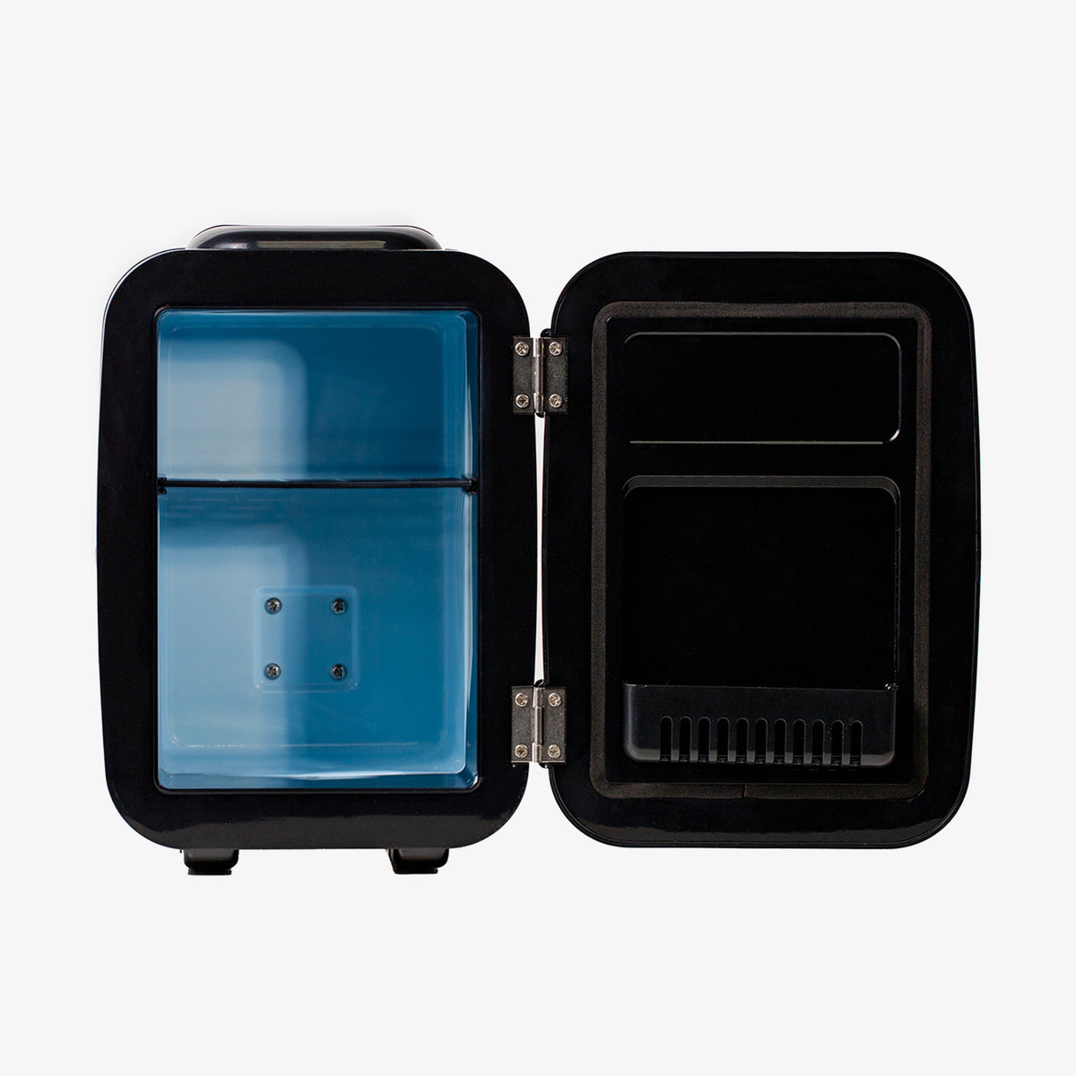 Das Bild zeigt einen geöffneten schwarzen Beauty-Kühlschrank mit einem blauen Innenraum und Fächern in der Tür zur Aufbewahrung von Kosmetikprodukten.