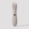 Beiger STYLPRO-Gesichtsmassager mit Kühlfunktion und silbernem Einschaltknopf, aufrecht auf hellem Hintergrund abgebildet.