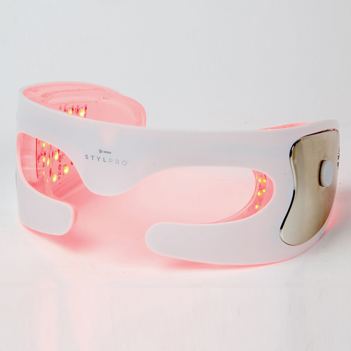 Das Bild zeigt die STYLPRO Red Light Goggles von der Seite. Die Brille strahlt rotes LED-Licht ab und ist für die Pflege der Augenpartie konzipiert.