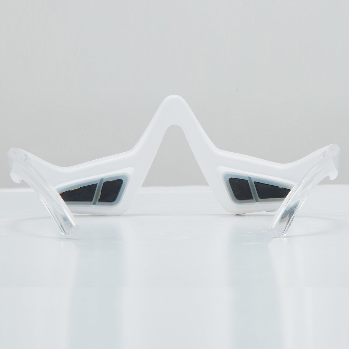 Das Bild zeigt die STYLPRO LED-Lichttherapiebrille von hinten. 