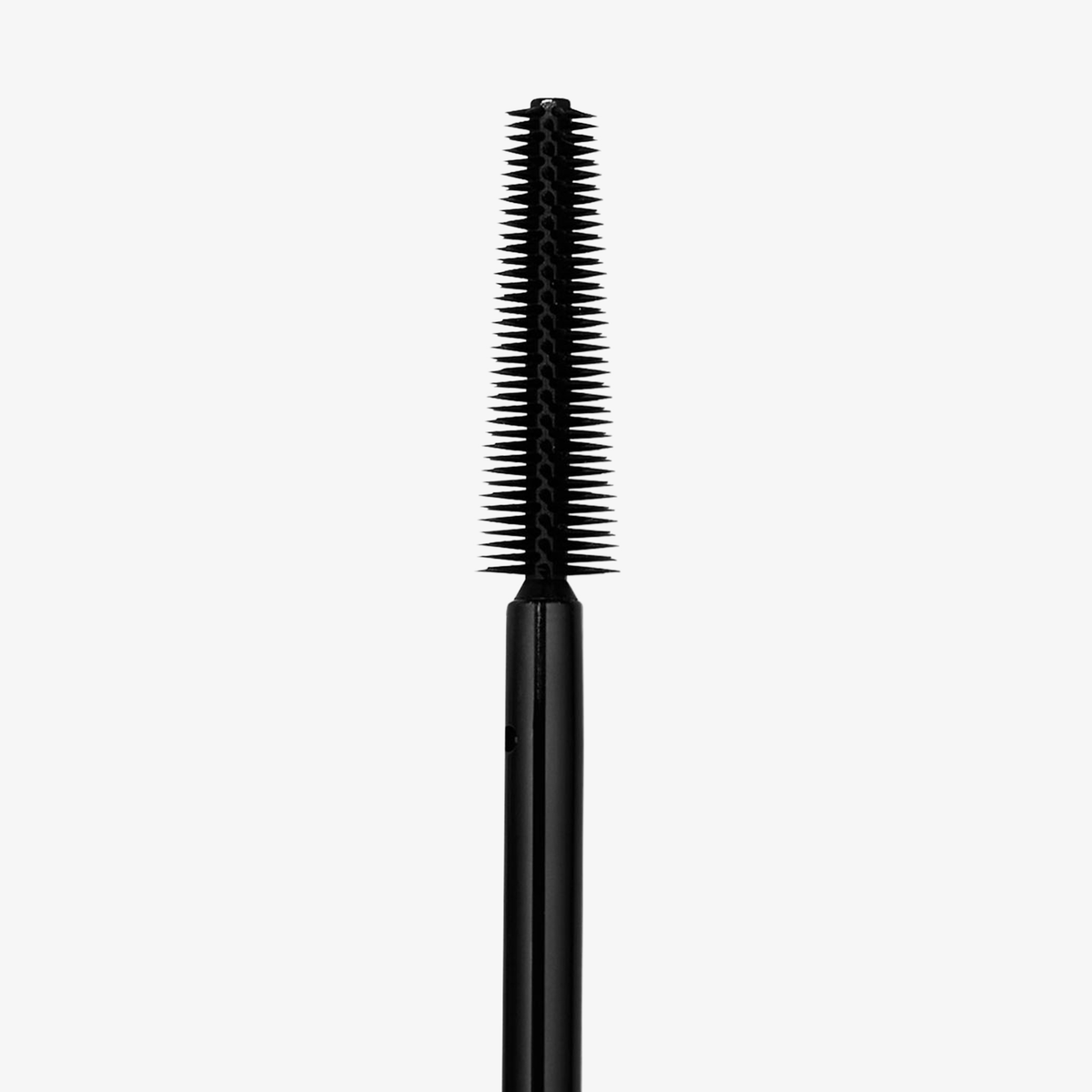„Cloud Mascara“ von SWEED: ein schwarzer Mascara-Bürstchen mit feinen, gleichmäßig angeordneten Borsten, abgebildet vor einem weißen Hintergrund.