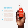 Eine Hand hält eine rote 30 ml Pipettenflasche des Timeless Coenzyme Q10 Serums vor weißem Hintergrund. Links im Bild sind drei hell hinterlegte Textkästchen mit Vorteilen des Serums aufgelistet, jeweils begleitet von einem kleinen blauen Herzsymbol: ‚Repariert geschädigte Haut‘, ‚Schützt Hautzellen vor Schäden durch freie Radikale‘ und ‚Stimuliert die Bildung gesunder Hautzellen‘.