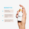 Hand hält eine Flasche mit 100 % reinem Hyaluronsäure-Serum neben einem Text, der die feuchtigkeitsspendende Wirkung auf die Haut betont.