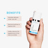 Eine Hand hält die Hydrating Eye Cream in einem weißen 15-ml-Spender. Links im Bild sind drei Vorteile der Augencreme mit kleinen blauen Herzsymbolen aufgelistet: Versorgt die empfindliche Augenpartie mit Feuchtigkeit, reduziert Schwellungen und strafft die Haut, mildert sichtbar feine Linien und Falten.
