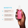 Eine Hand hält ein Timeless Matrixyl Synthe’6 Serum. Der Text hebt seine Vorteile hervor: Stellt die Festigkeit wieder her, stimuliert die Kollagenproduktion und reduziert Falten.