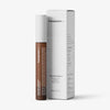 Das braune Eyelash Growth Serum steht neben der weißen Schachtel.